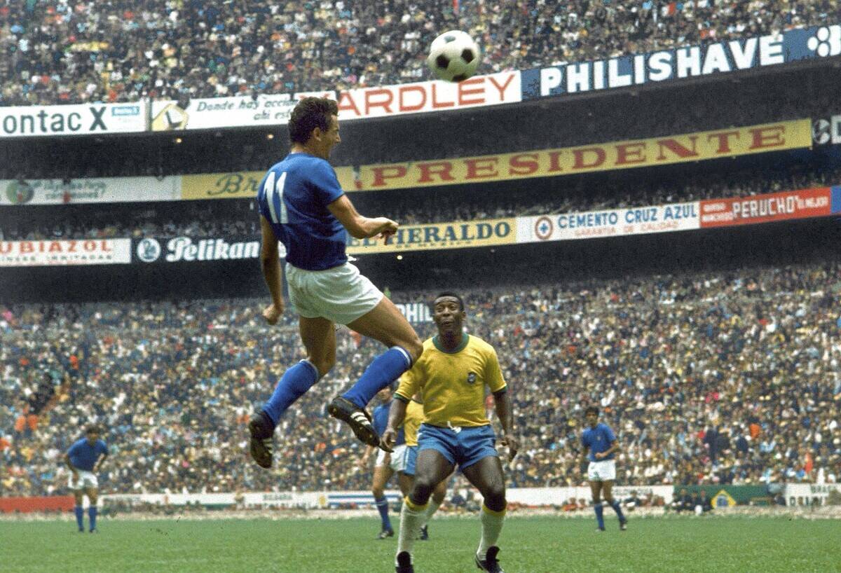 Pele u duelu protiv fudbalera Italije Điđija Rive na finalu Svetskog prvenstva 1970 na Stadionu Asteka u Meksiko Sitiju