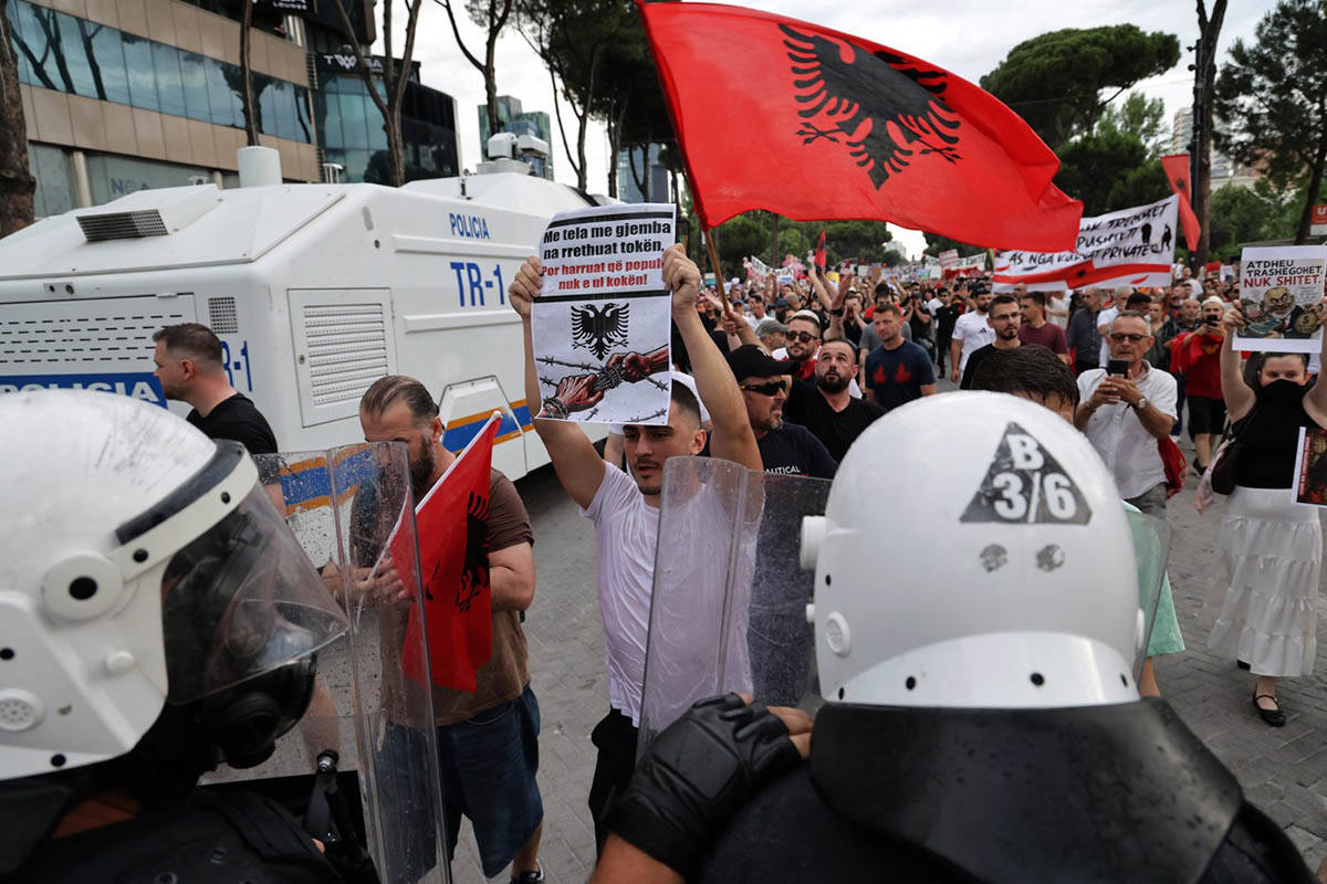 Protesti u Albaniji 3.jpg