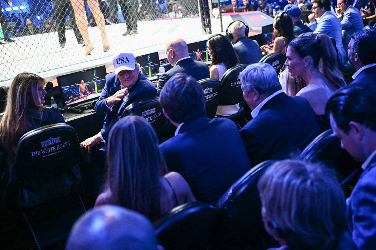 Donald Tramp i Melanija Tramp na UFC250 (5).jpg