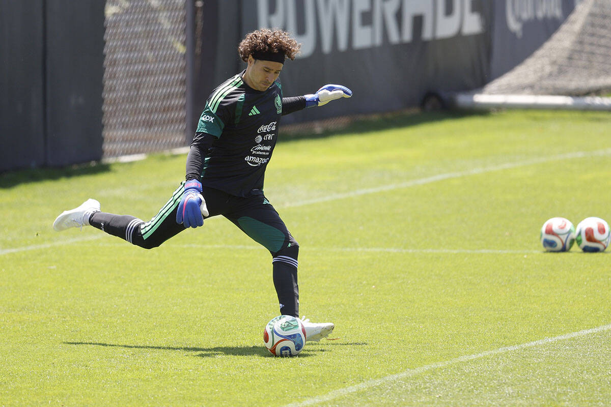 Guillermo Ochoa (3).jpg