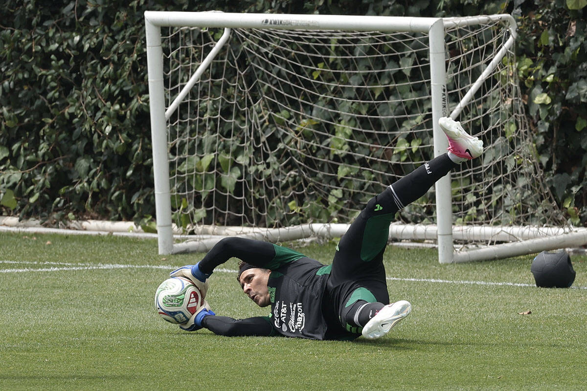 Guillermo Ochoa (9).jpg