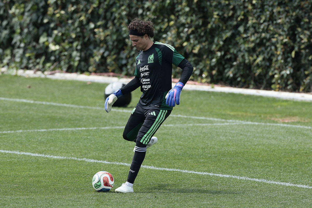 Guillermo Ochoa (1).jpg