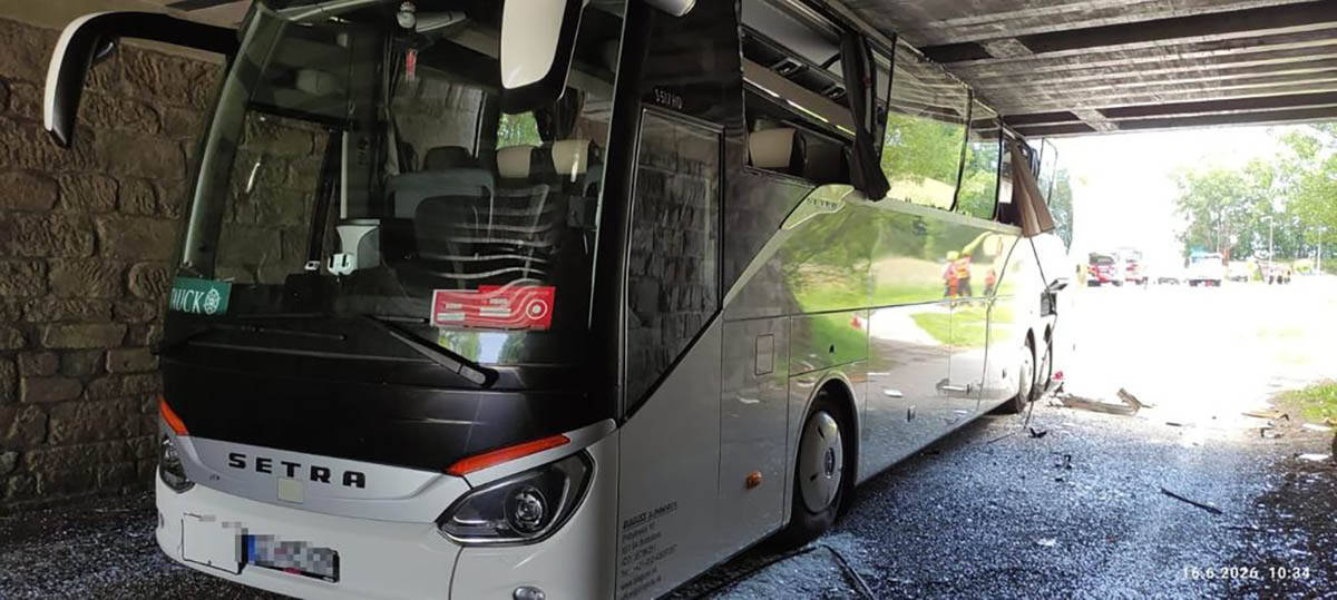 Autobus se zakucao u podvožnjak (5).jpg