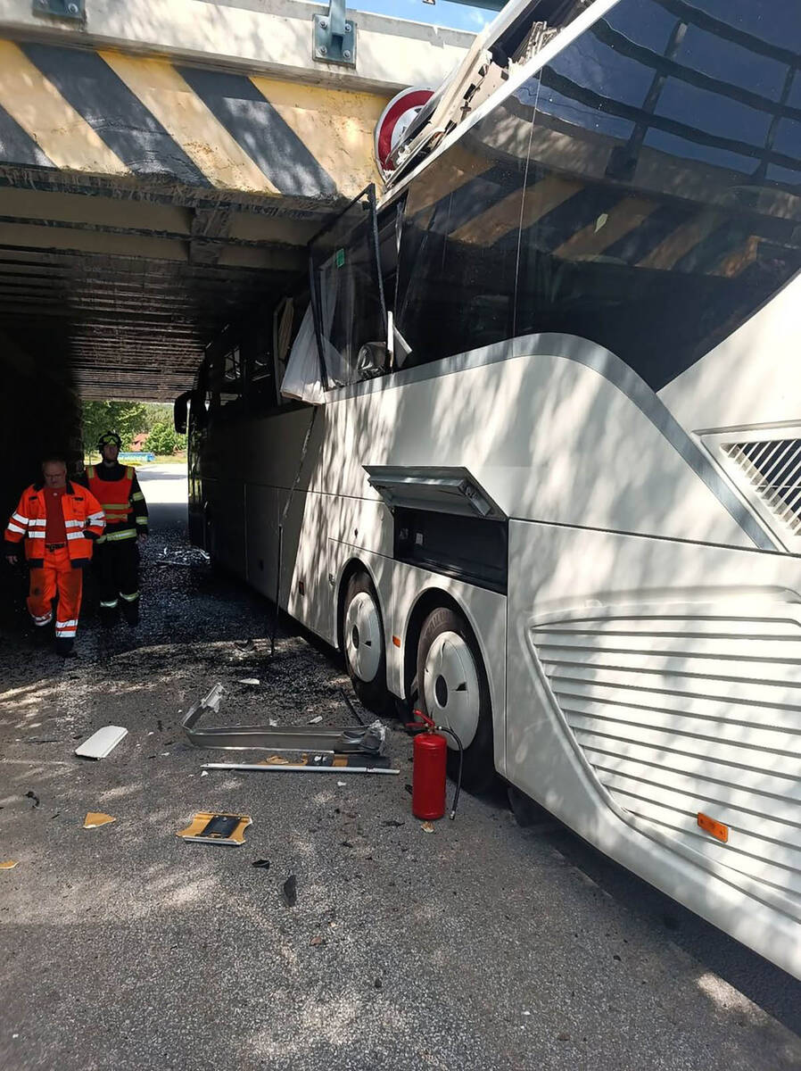 Autobus se zakucao u podvožnjak (7).jpg