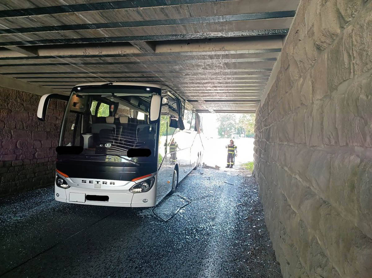 Autobus se zakucao u podvožnjak (8).jpg