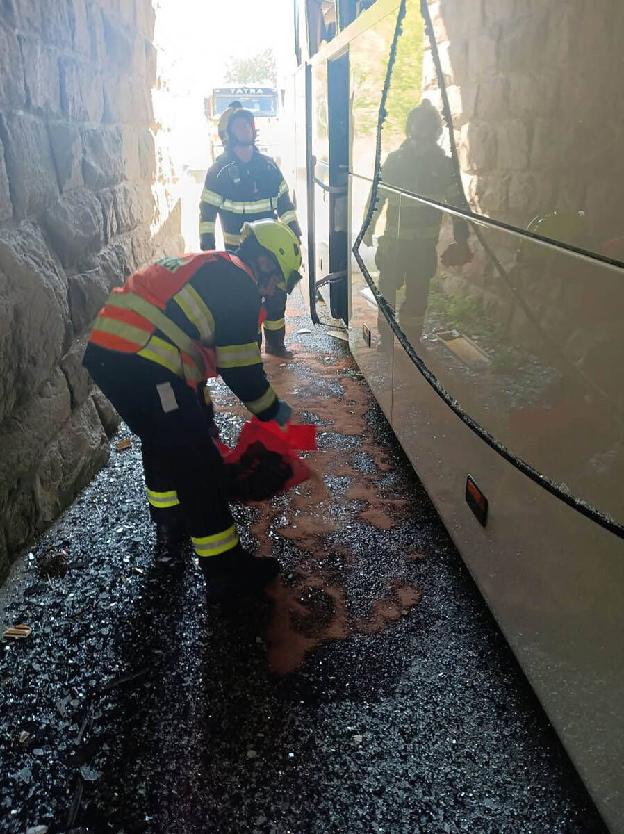 Autobus se zakucao u podvožnjak (9).jpg