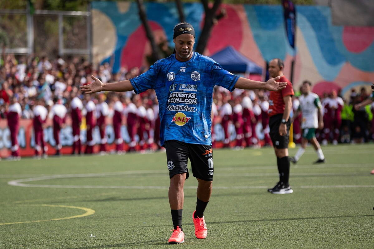 Ronaldinjo slavi gol na humanitarnoj utakmici u Venecueli