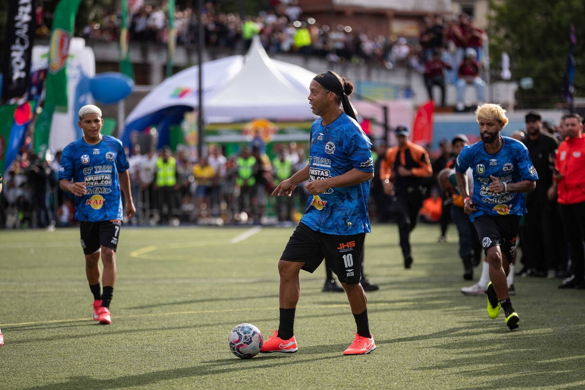 Ronaldinjo dribla gol na humanitarnoj utakmici u Venecueli
