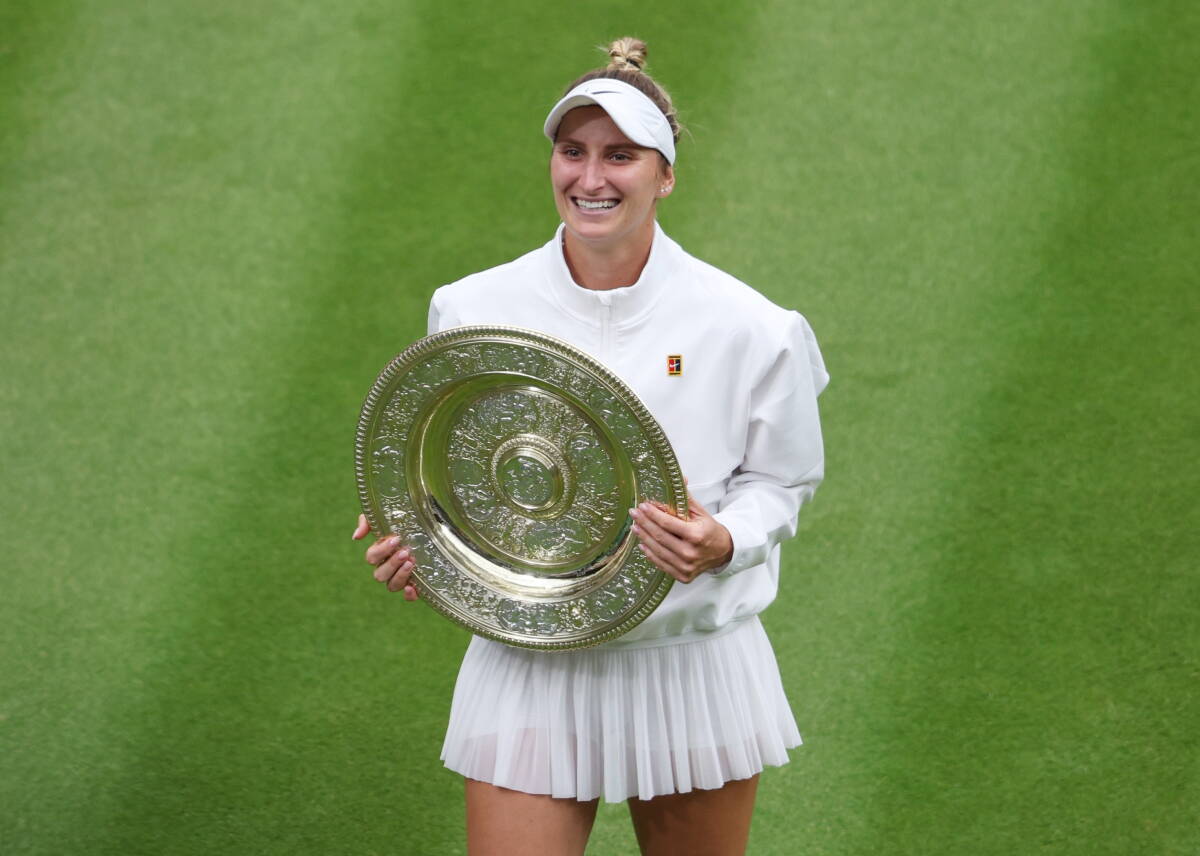 Marketa Vondrušova sa peharom Vimbldona