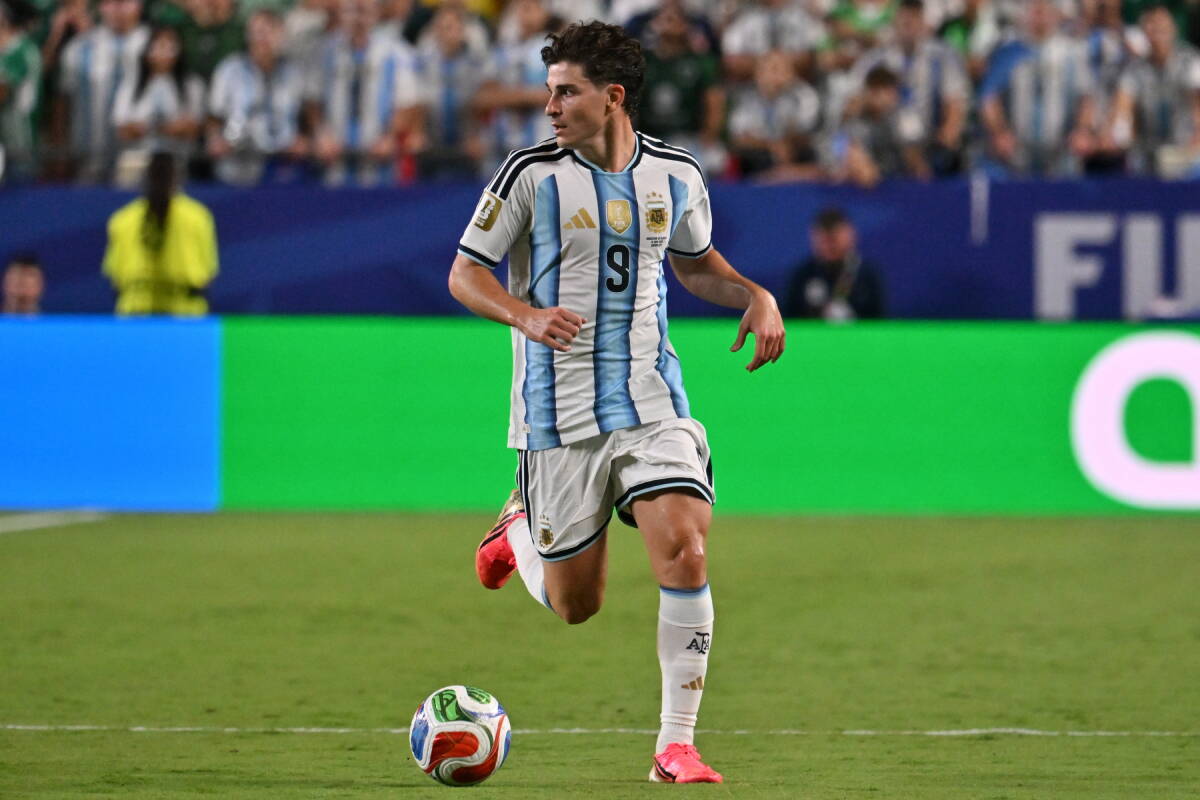 Hulijan Alvarez vodi loptu na utakmici Argentine na Svetskom prvenstvu