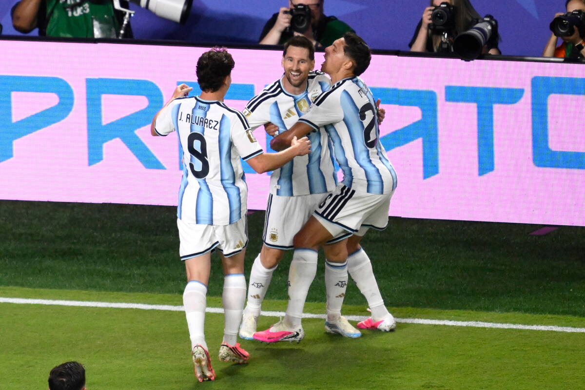 Hulijan Alvarez slavi sa Lionelom Mesijem gol na Svetskom prvenstvu u Americi