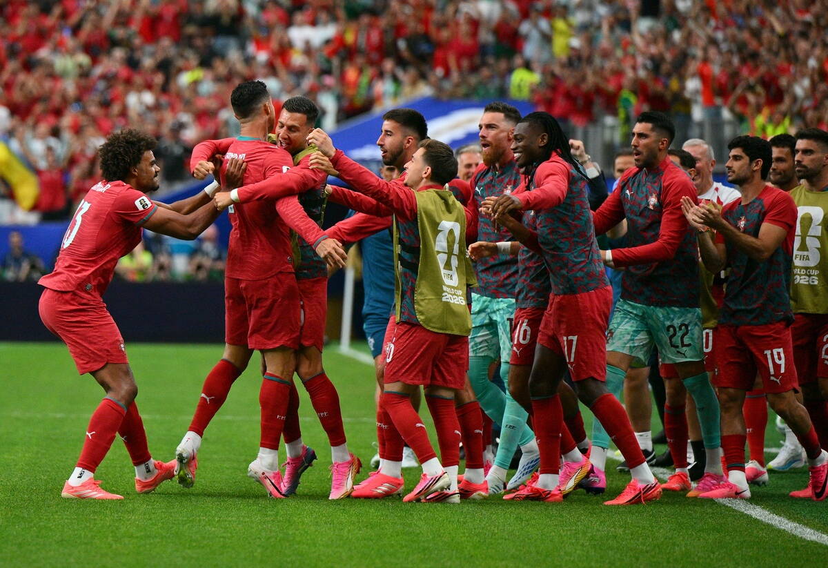 Kristijano Ronaldo okružen saigračima slavi gol na Svetskom prvenstvu