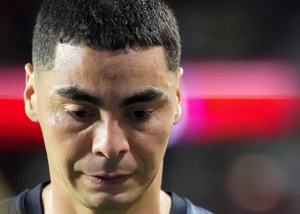 Migel Almiron prvi isključeni fudbaler zbog prekrivanja lica rukom