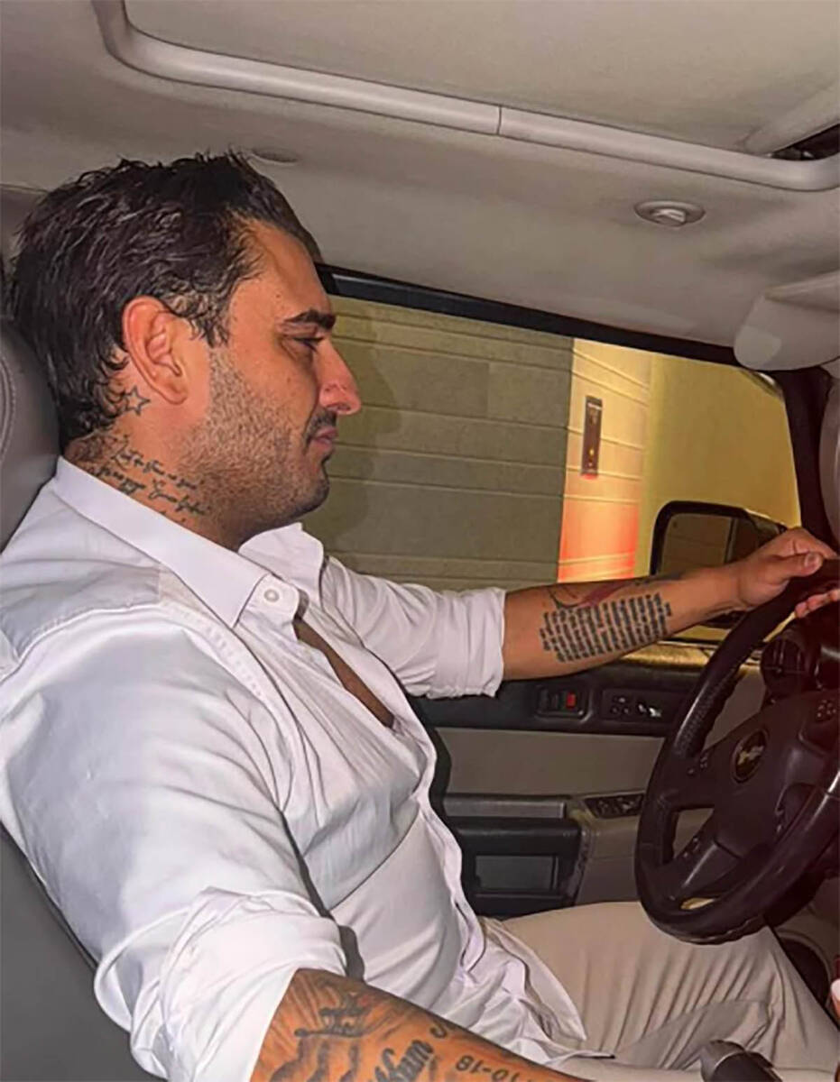 Darko Lazić sa dugom kosom u automobilu