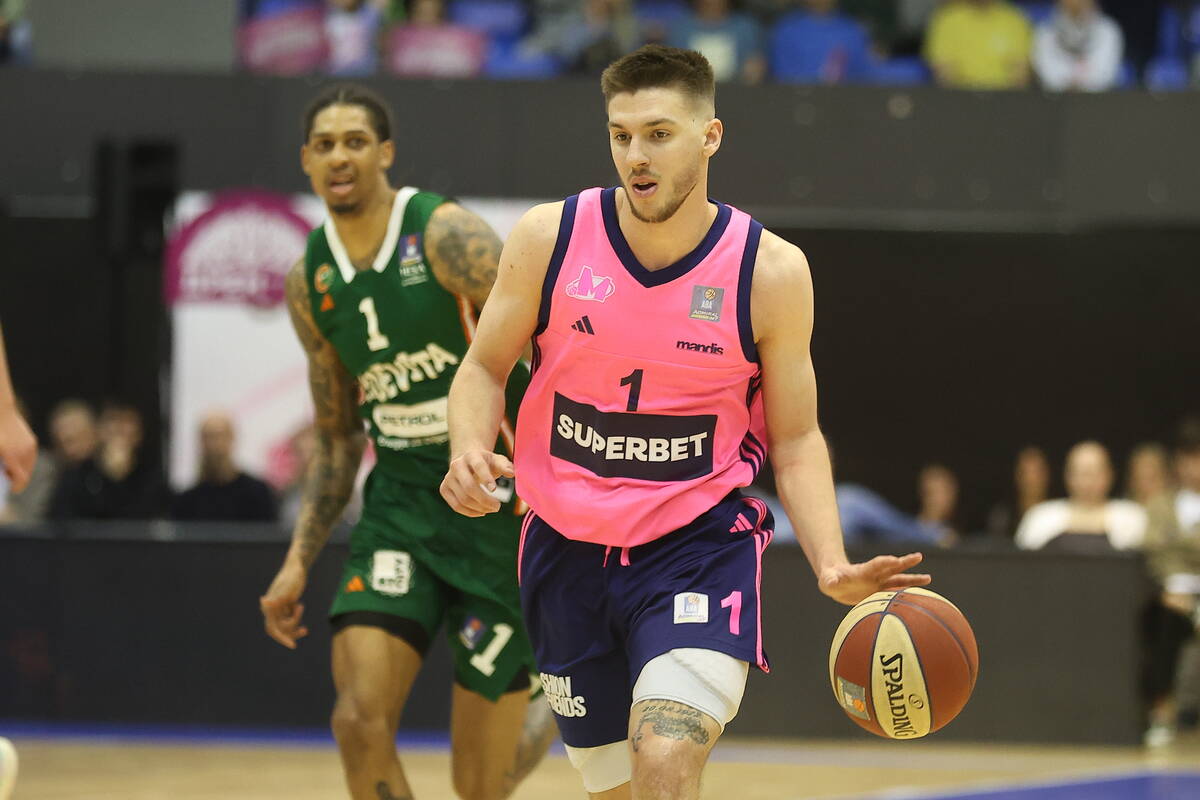 Kosta Kondić kao plejmejker Mege vodi loptu na meču protiv Cedevita Olimpije