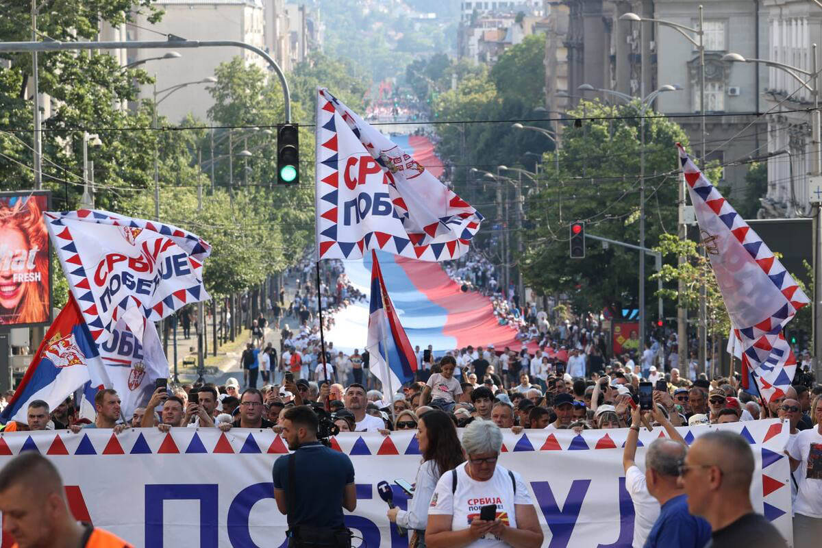 Razvijena najveća trobojka na skupu u Beogradu 3.jpg