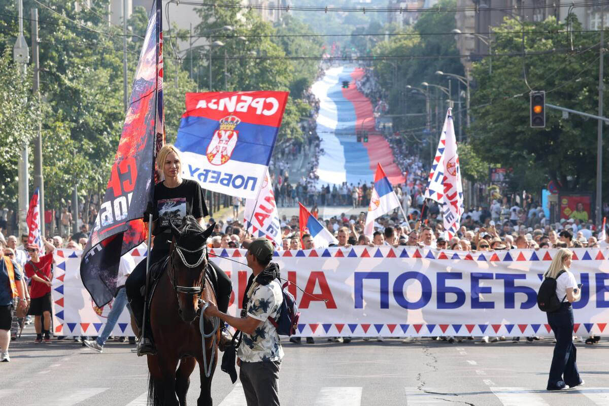 Razvijena najveća trobojka na skupu u Beogradu 5.jpg