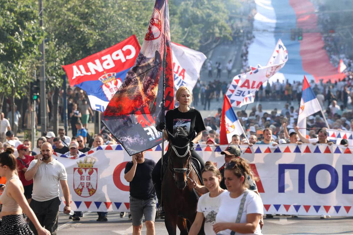 Razvijena najveća trobojka na skupu u Beogradu 6.jpg