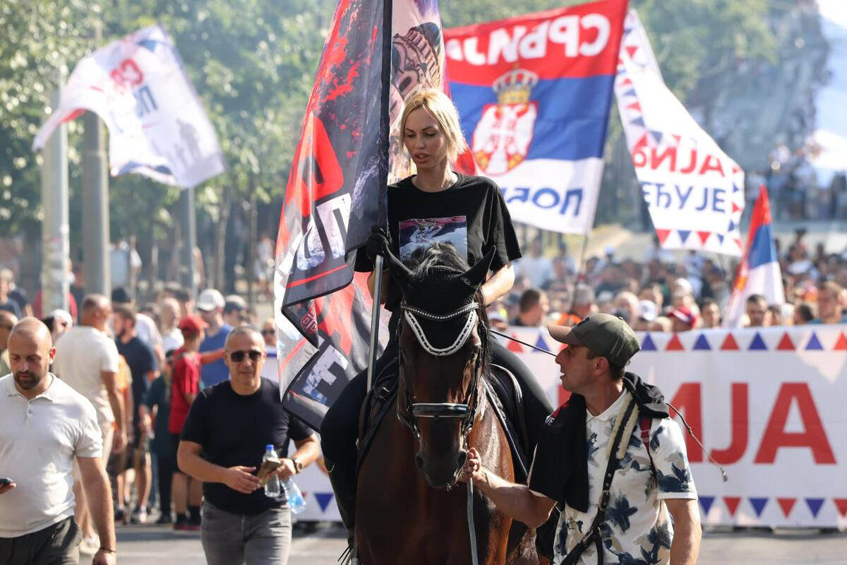 Razvijena najveća trobojka na skupu u Beogradu 7.jpg