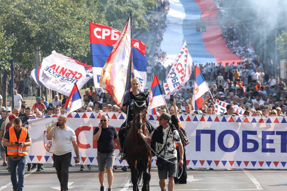 Razvijena najveća trobojka na skupu u Beogradu 9.jpg