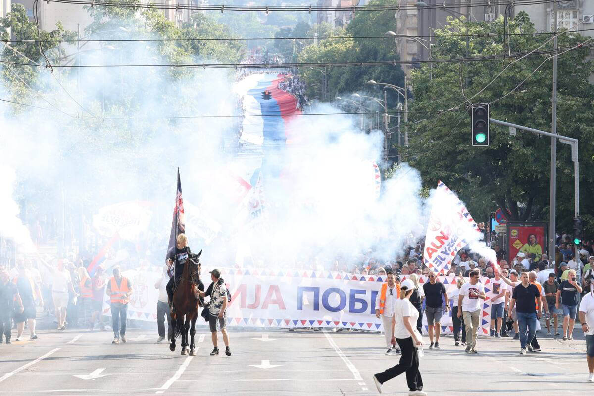 Razvijena najveća trobojka na skupu u Beogradu 10.jpg