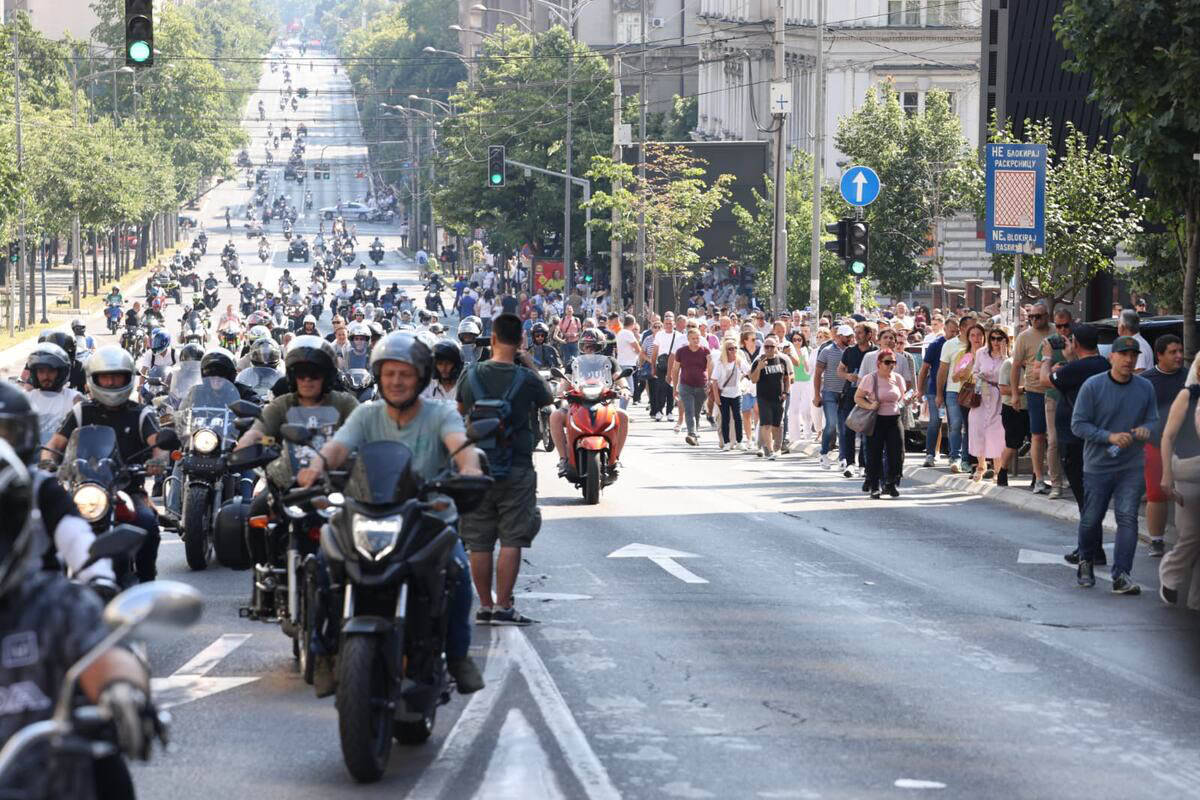 Razvijena najveća trobojka na skupu u Beogradu 11.jpg