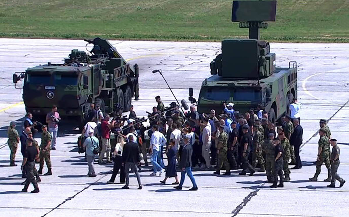 Vučić vojni aerodrom Batajnica (1).jpg