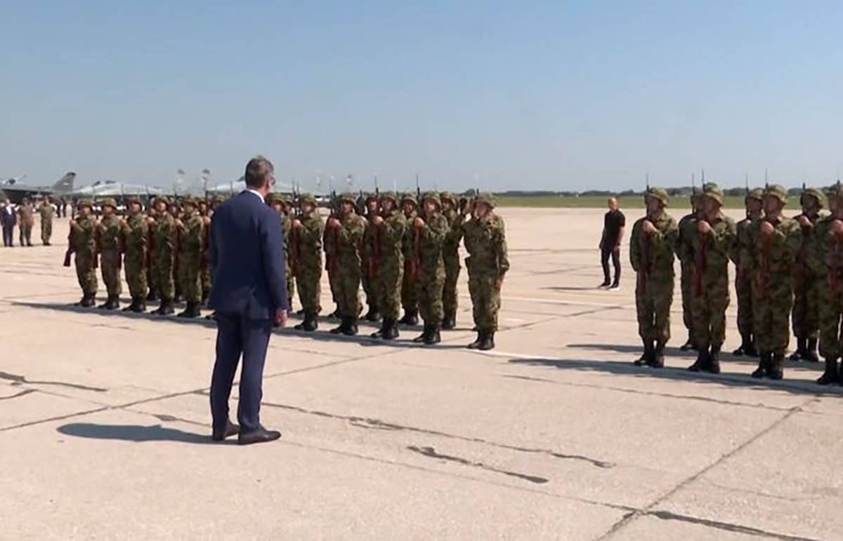 Vučić vojni aerodrom Batajnica.jpg