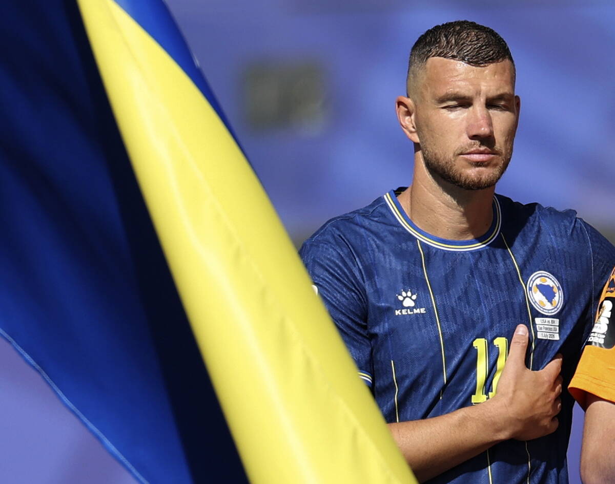 Edin Džeko sluša himnu BiH.