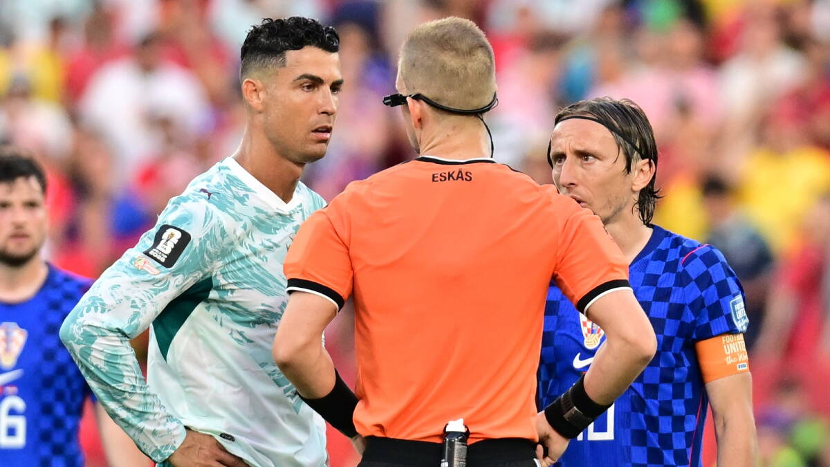 Kristijano Ronaldo i Luka Modrić u razgovoru sa sudijom Espenom Eskasom