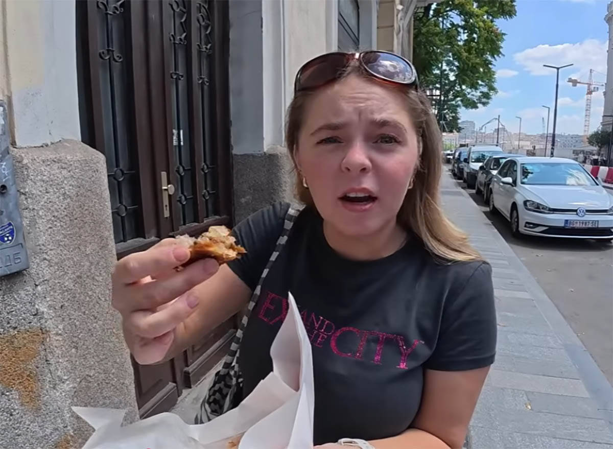 Ejmi jede burek na ulici