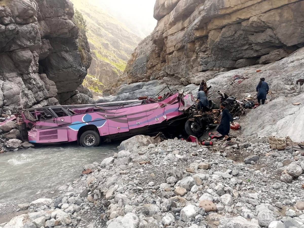 Autobus sleteo u provaliju u Pakistanu (1).jpg