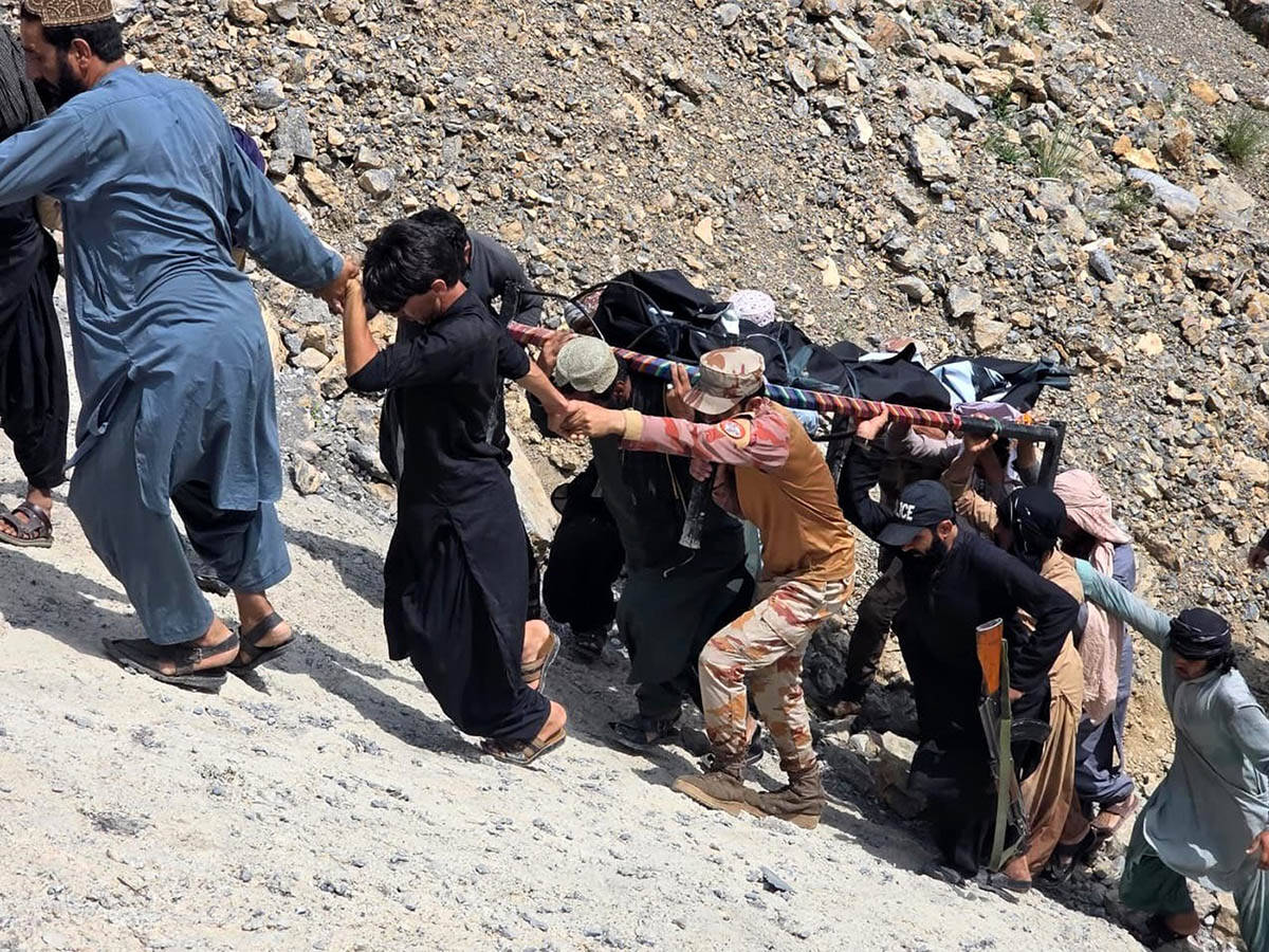 Autobus sleteo u provaliju u Pakistanu (3).jpg
