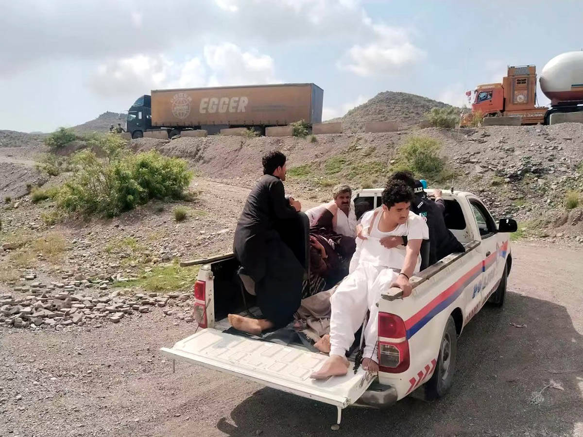 Autobus sleteo u provaliju u Pakistanu (4).jpg