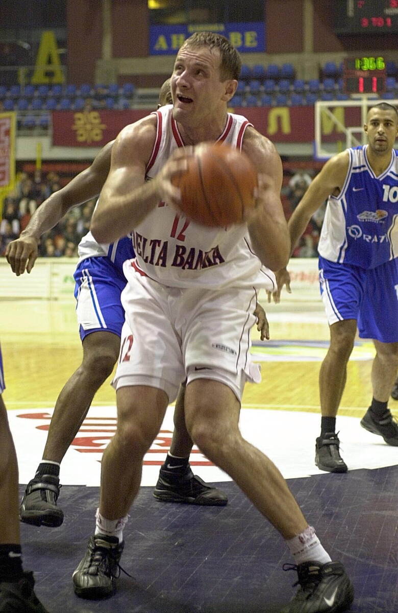 Slobodan Šljivančanin daje koš na Zvezda Antverpen