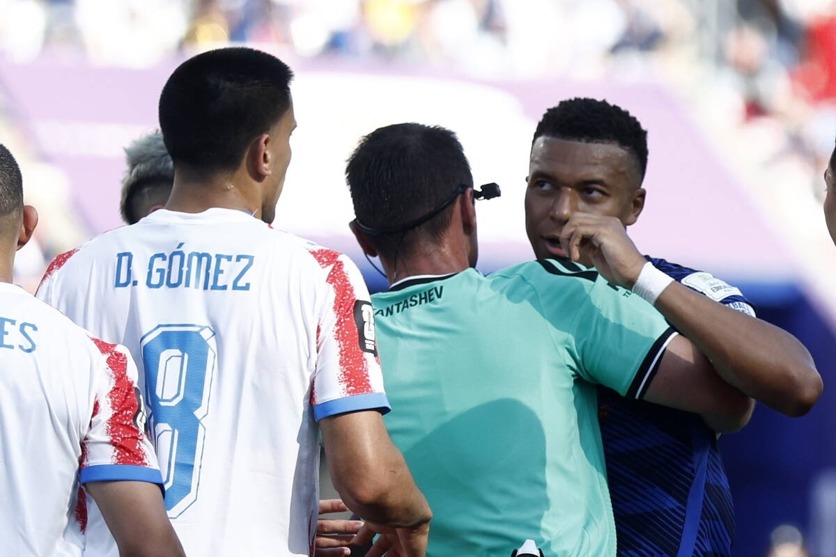 Kilijan Mbape u duelu sa Paragvajcem Dijegom Gomezom na Svetskom prvenstvu