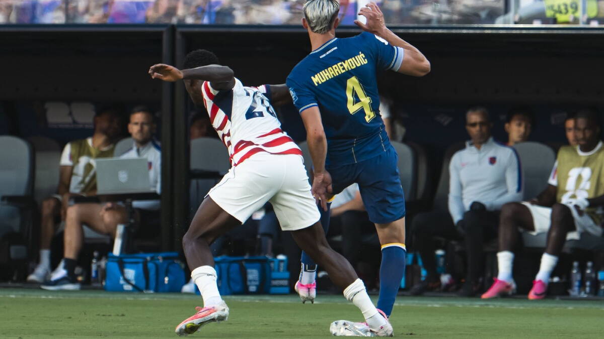 Folarin Balogun brutalno faulira Tarika Muharemovića