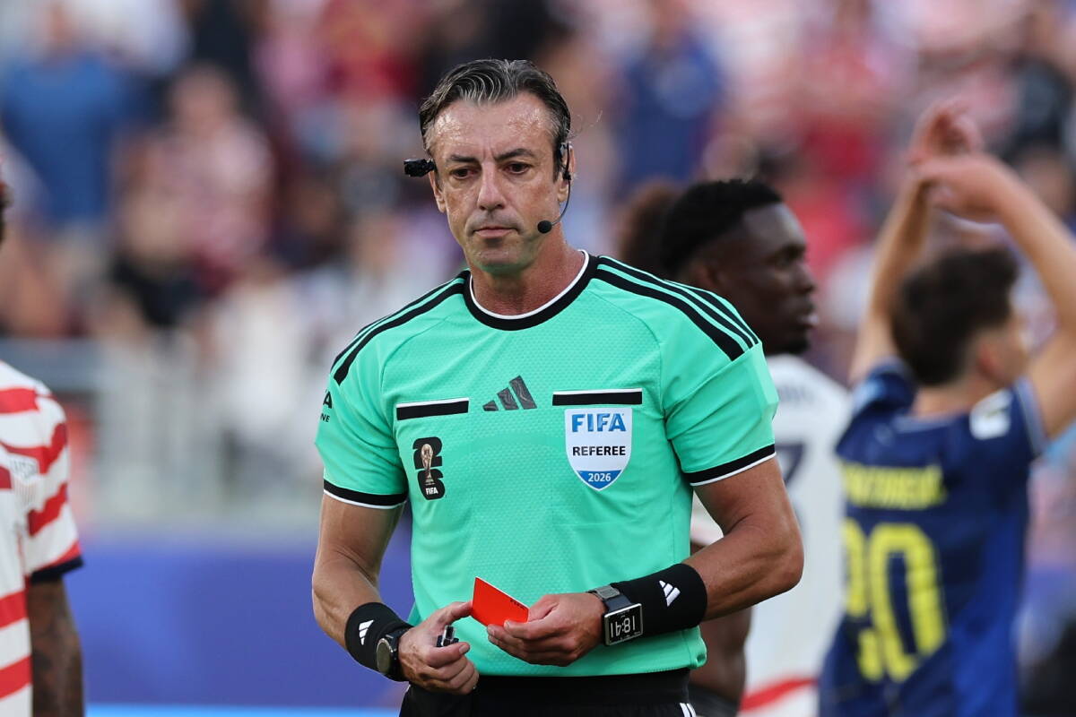Brazilski sudija Rafael Klaus sa crvenim kartonom za Folarina Baloguna