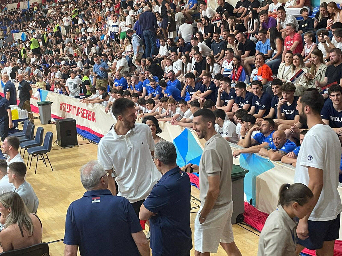 Ognjen Dobrić sa povredom ruke u Pioniru (1).jpg