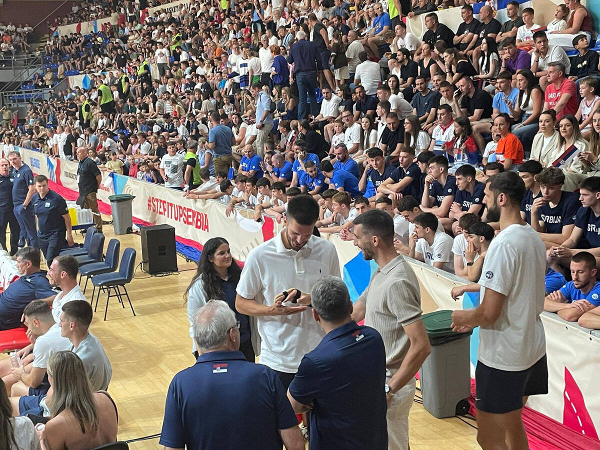 Ognjen Dobrić sa povredom ruke u Pioniru (3).jpg