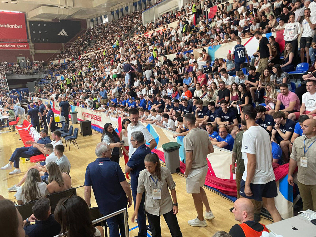 Ognjen Dobrić sa povredom ruke u Pioniru (5).jpg