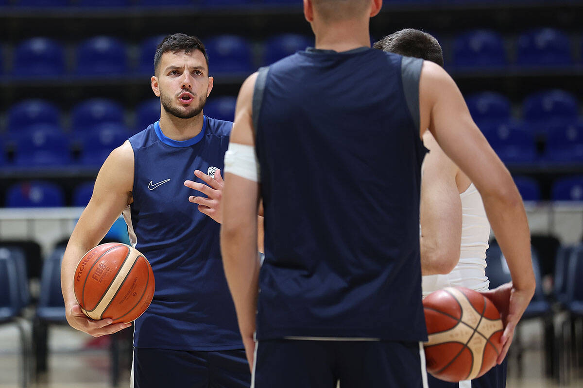 Zagrevanje košarkaša na utakmici Srbija - Bosna i Hercegovina(23).jpg