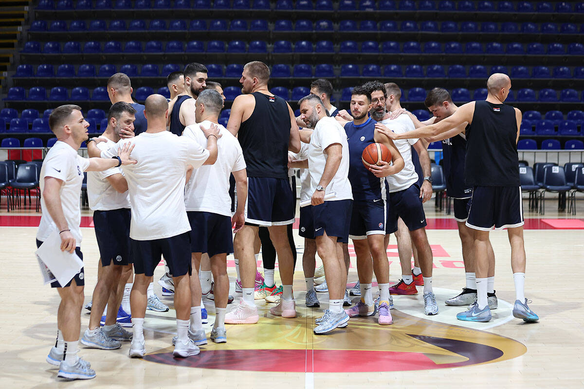 Zagrevanje košarkaša na utakmici Srbija - Bosna i Hercegovina(25).jpg