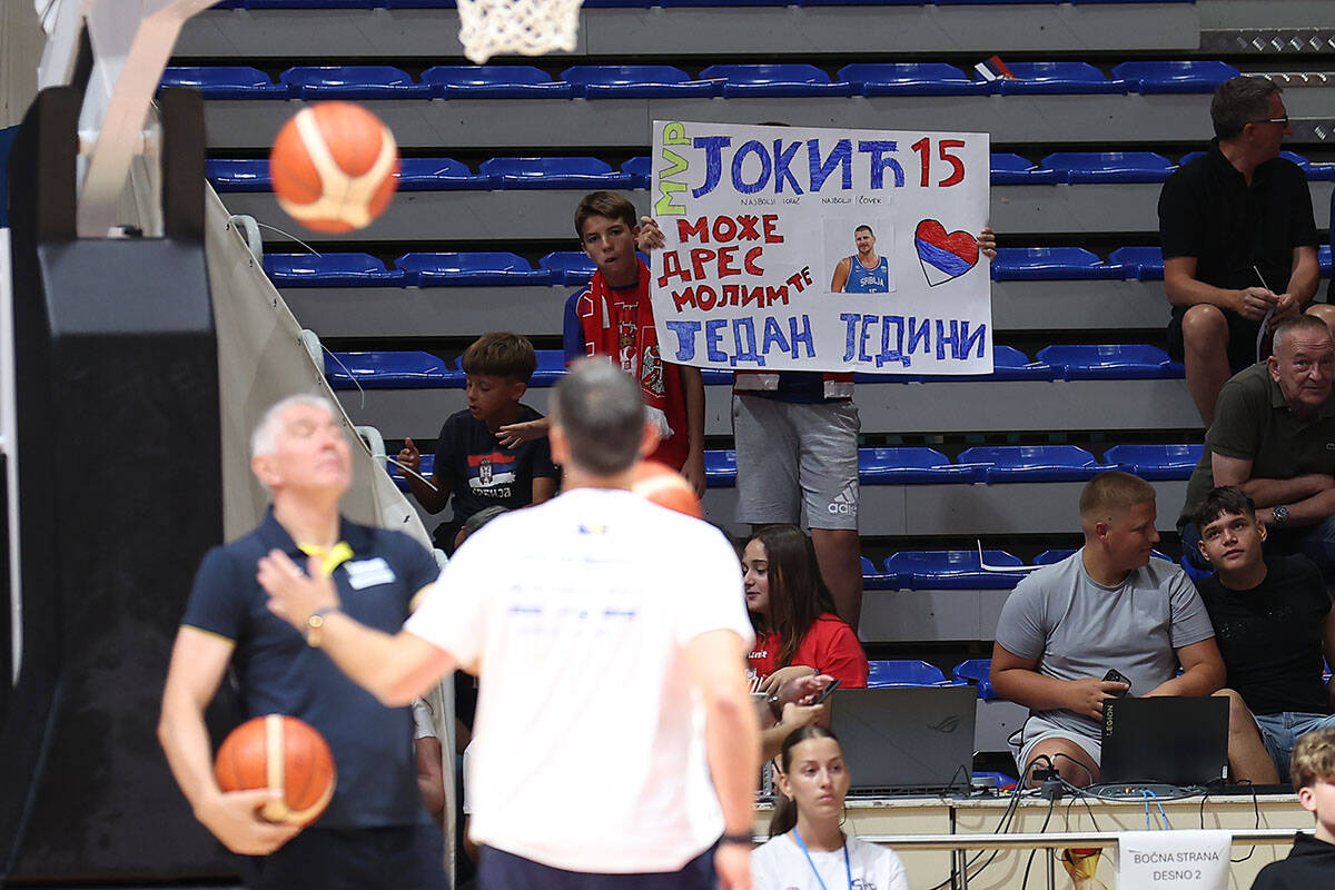 Zagrevanje košarkaša na utakmici Srbija - Bosna i Hercegovina(27).jpg