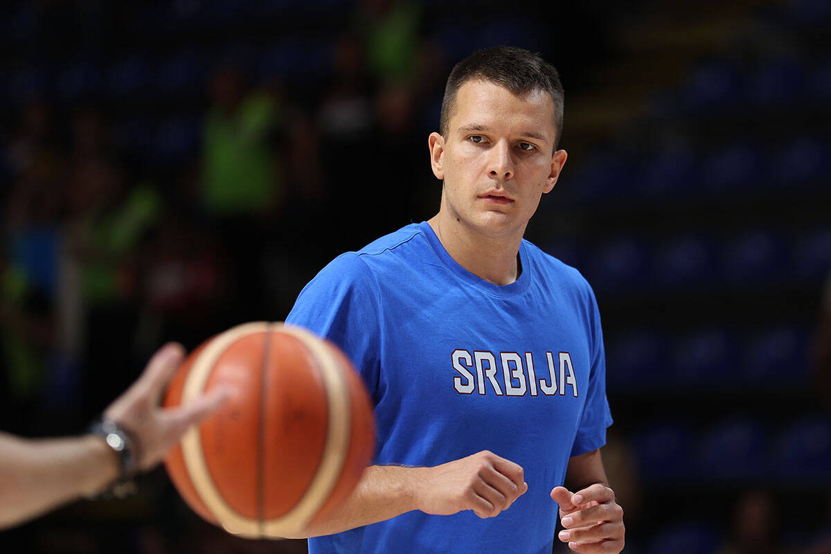 Zagrevanje košarkaša na utakmici Srbija - Bosna i Hercegovina(32).jpg