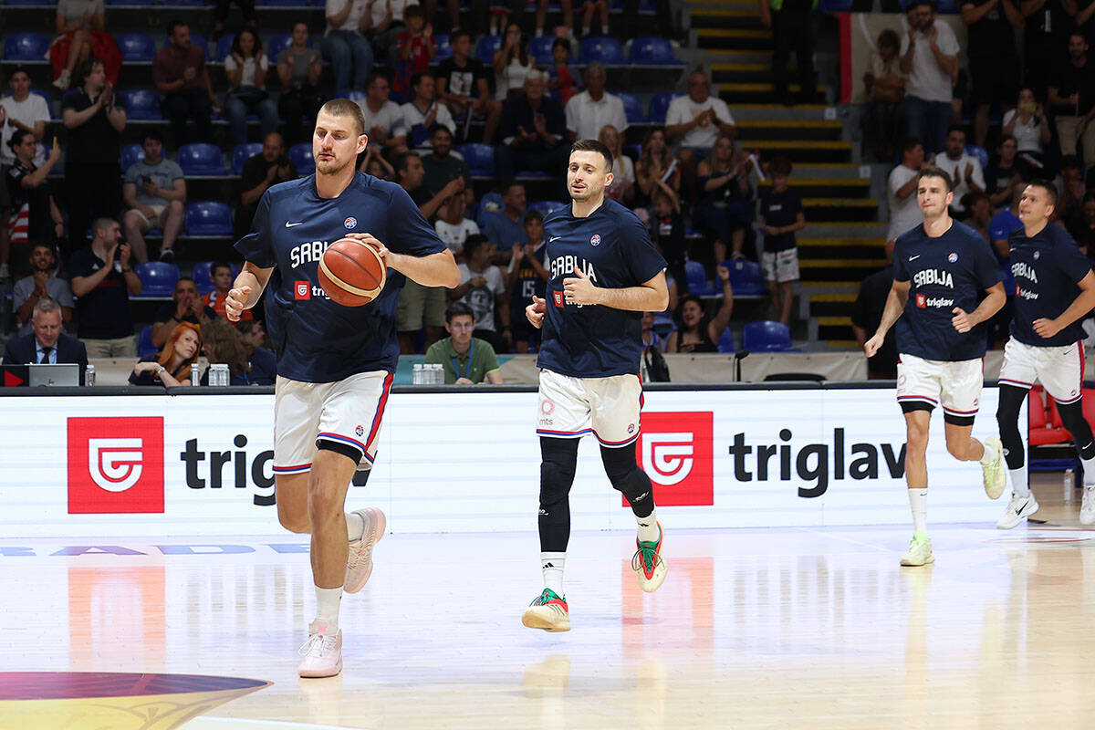 Zagrevanje košarkaša na utakmici Srbija - Bosna i Hercegovina(33).jpg