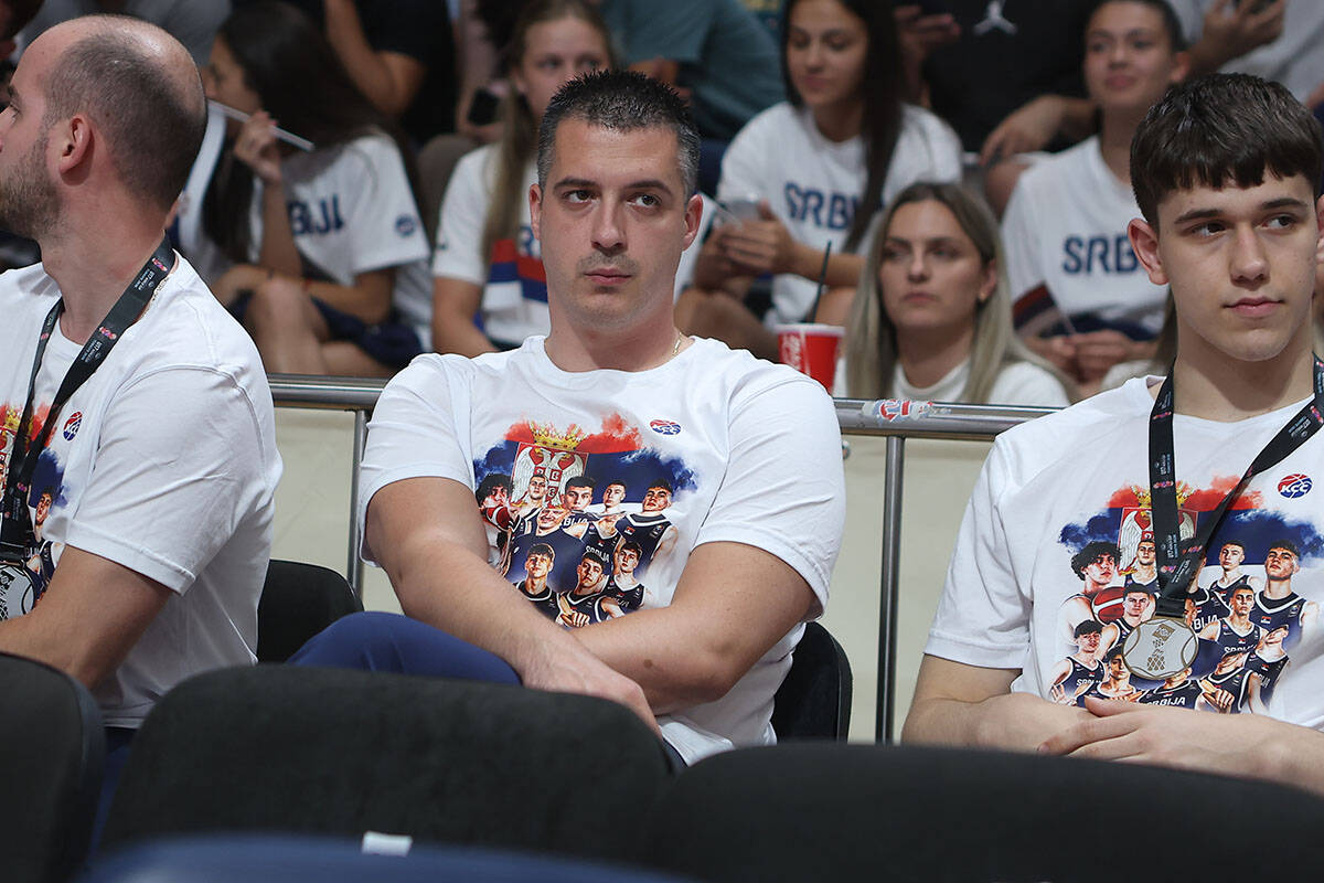Zagrevanje košarkaša na utakmici Srbija - Bosna i Hercegovina(39).jpg