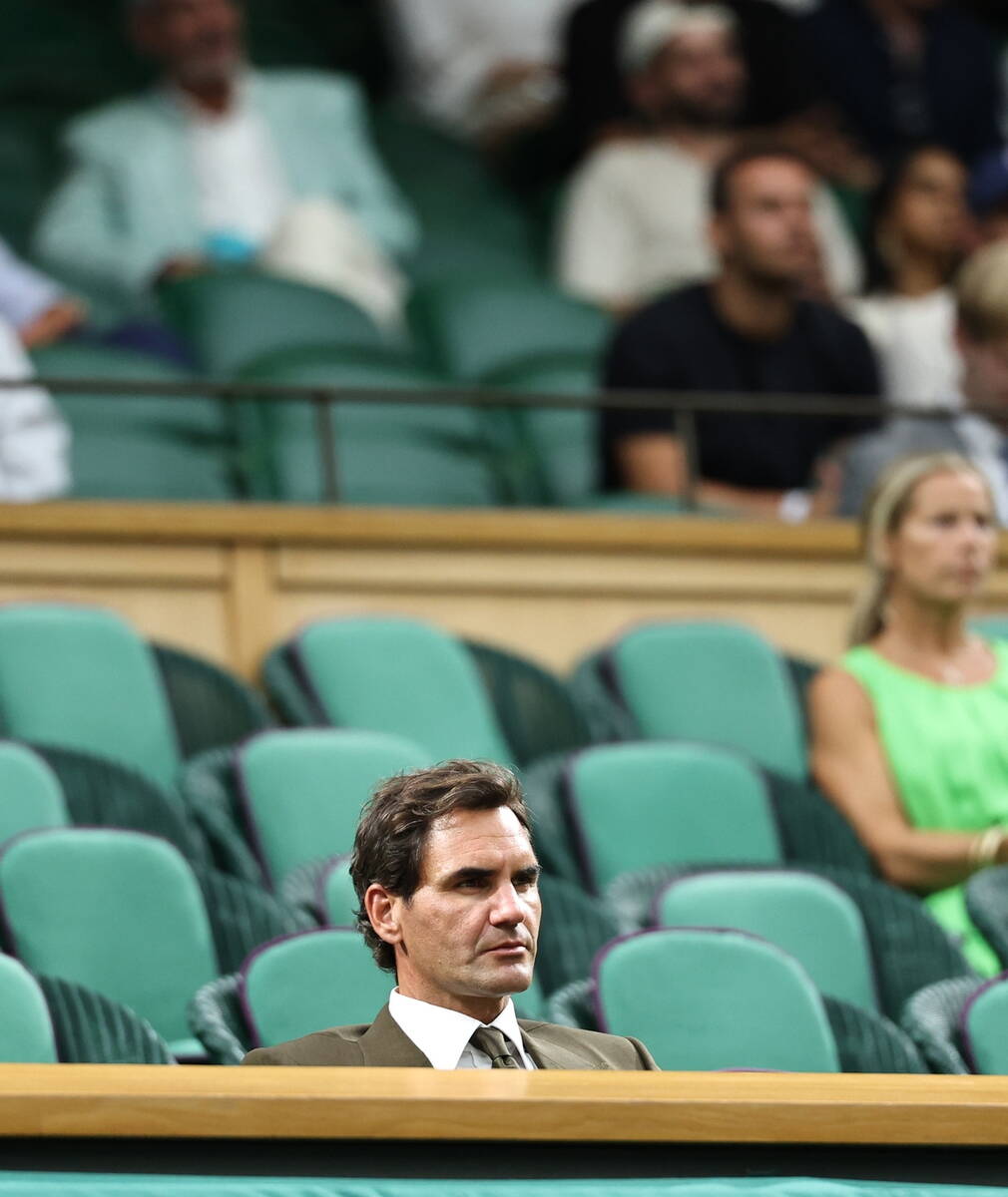 Rodžer Federer sedi potpuno sam u loži Vimbldona