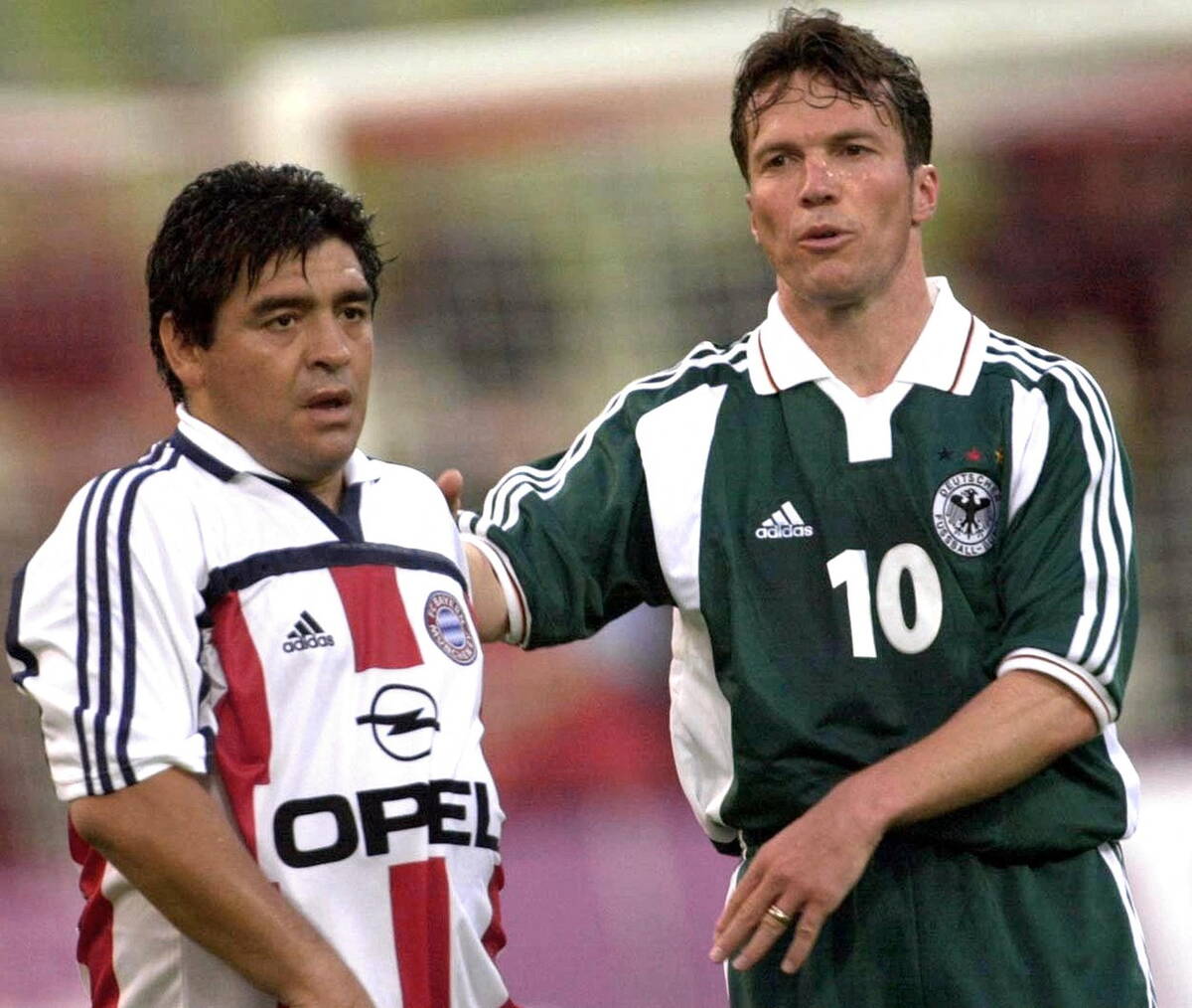 Dijego Maradona i Lotar Mateus na revijalnoj utakmici u Mateosovu čast 2000. godine