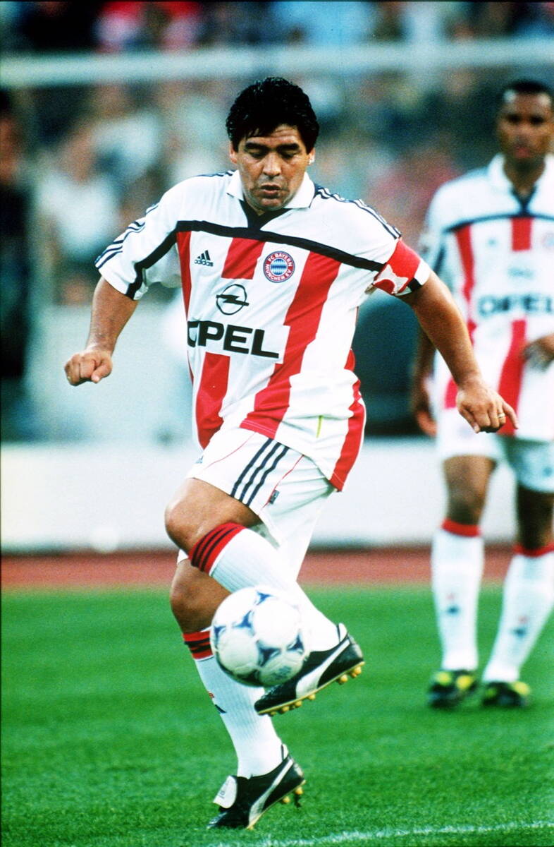 Dijego Maradona prima loptu u dresu Bajerna na meču protiv Nemačke